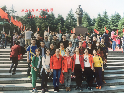全体党员在毛泽东铜像前敬献花篮并合影_副本.png